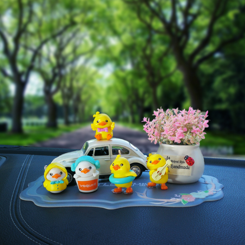 Nuevo adorno de coche creativo rojo neto dibujos animados pequeño pato amarillo adorno de coche consola central lindo lindo pato recto