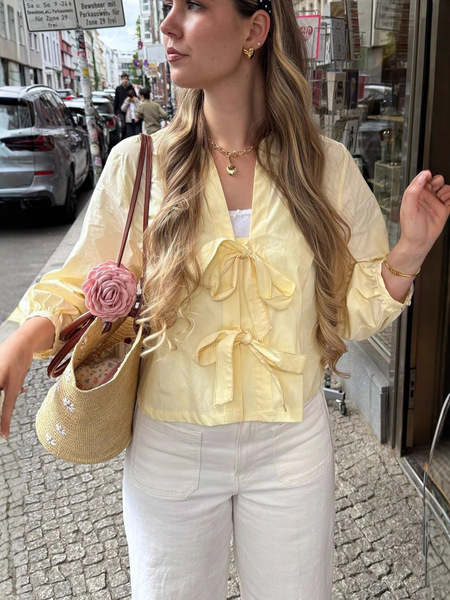 summer shirt for leisure with bow with a round collar