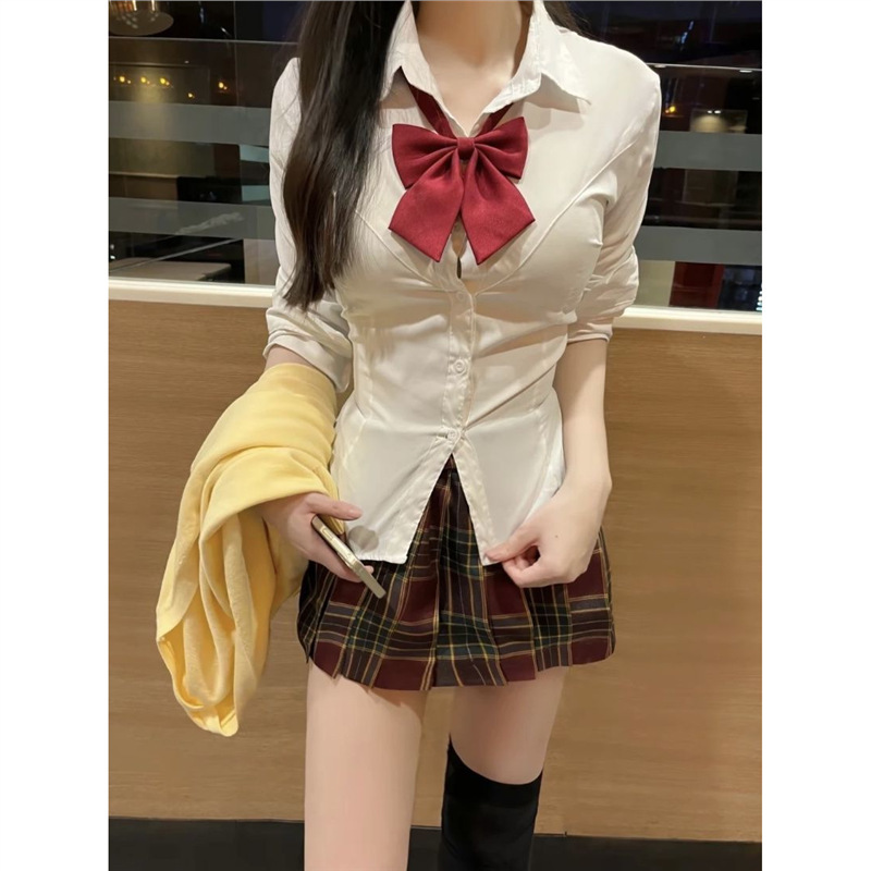 純欲ギャルは腰の長袖のシャツの女性JKの制服の学院の風の白いシャツを収めて身を修めてやせている上着のスカートを現します。|undefined