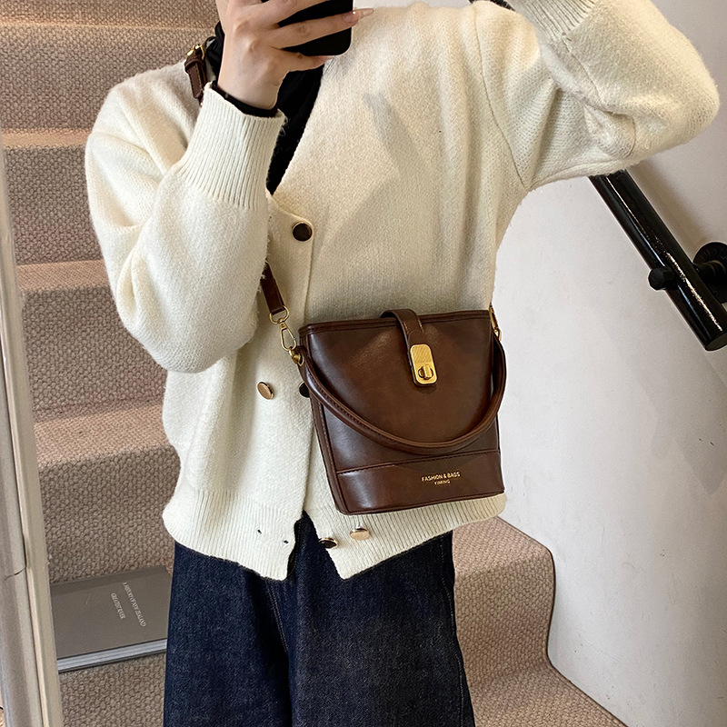 Bolso de mano de viaje retro para mujeres 2024 nuevo estilo simple bolso de hombro universal de moda alta sensación bolso de cubo