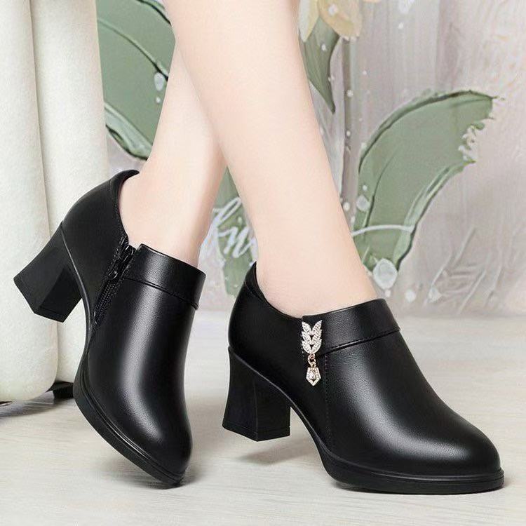 Zapatos transfronterizos de primavera y otoño, zapatos de cuero de mediana edad, zapatos de cuero suaves, zapatos de tacones gruesos y profundos, zapatos cómodos para mujeres.