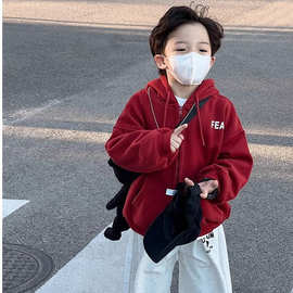 男童秋冬加绒外套2025新款男宝宝新年红色休闲字母印花拉链连帽衣