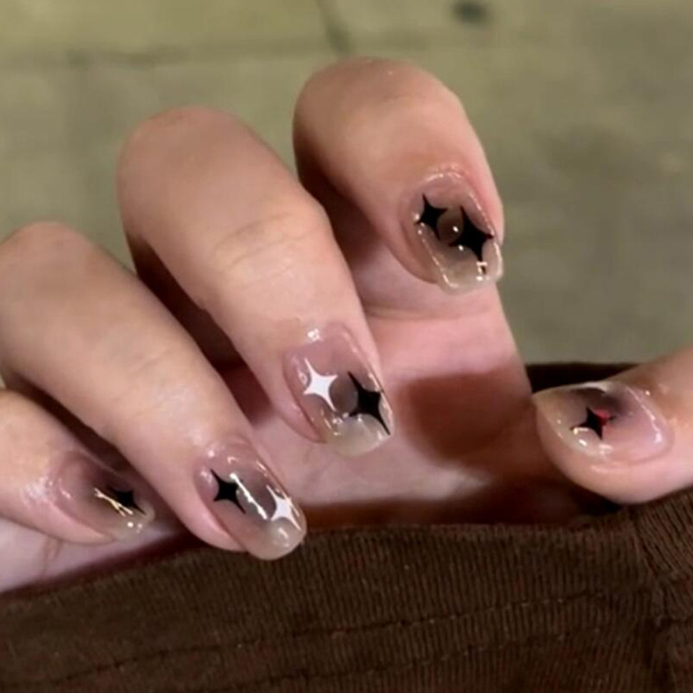 Temperamento de color frío transfronterizo para usar uñas de moda parche de manicure universal estrella gris pálida adornada con manicure dulce y fresco