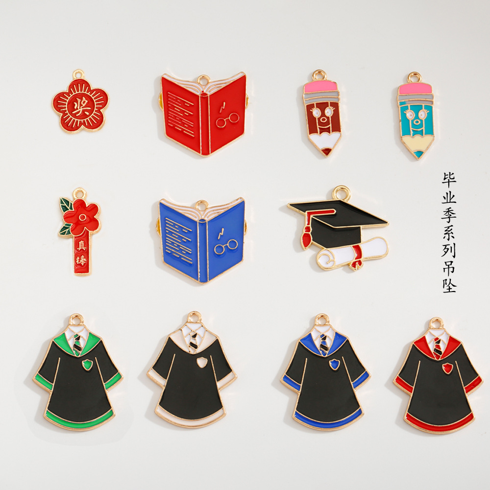 Estudiante de dibujos animados temporada de graduación estudiante creativo ropa sombrero libro mágico lápiz DIY pequeño colgante accesorios de recuerdo