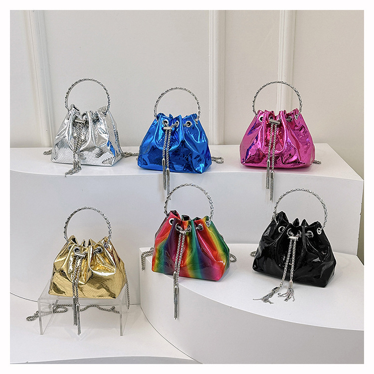 Femmes Moyen Faux Cuir Couleur Unie Vêtement De Rue Chaîne De Caractères Sac Seau display picture 1