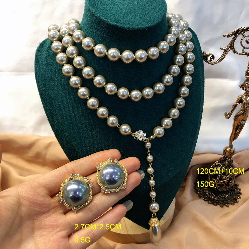 Колье из жемчуга, длинный свитер, серьги