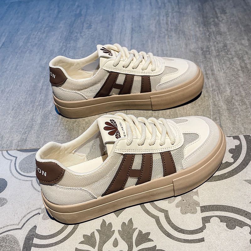 Pequeños zapatos blancos para mujeres 2025, nuevas zapatos de suela suave de moda, zapatos transpirables, zapatos de moda lujosos, zapatos de entrenamiento para mujeres
