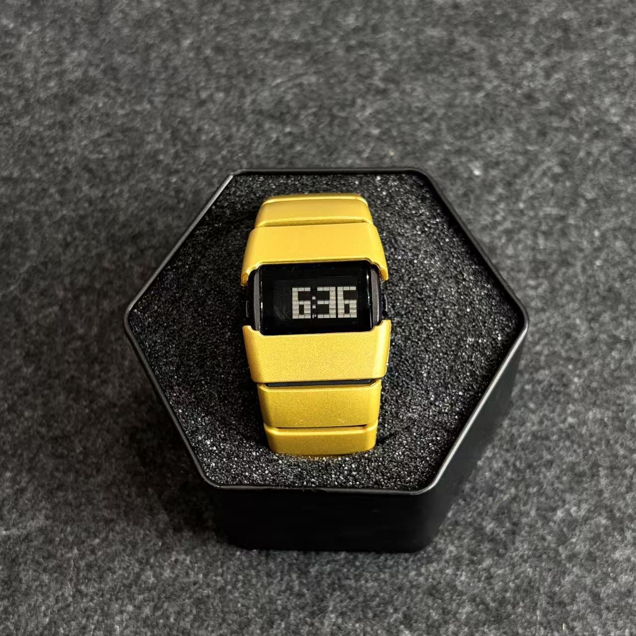 Reloj de diseño original de forma alienígena del milenio medieval de moda americana para hombres y mujeres, estudiantes de secundaria y secundaria de nicho reloj de pulsera transfronterizo