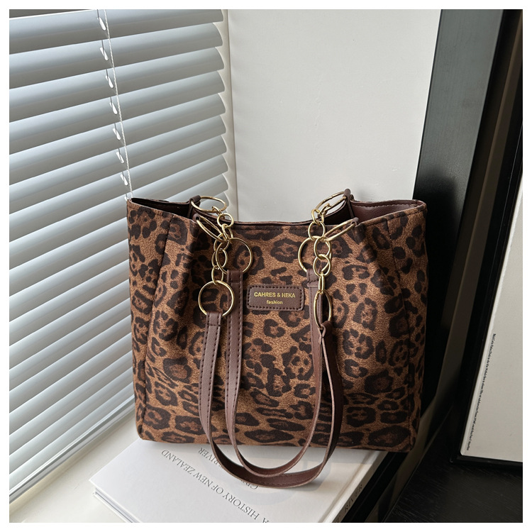 A new velvet leopard print single-shoulder bag and hand-held tote bag for women's casual commuting in autumn and winter 2024 undefined