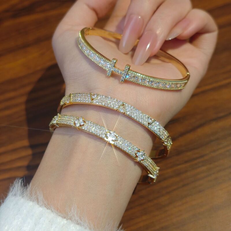 European and American Light Luxury Zircon Letter Flower Bracelet Fashionable Temperament Light Luxury Bracelet Cross-Border Super Flash High-End Jewelry for Women European and American Light Luxury Zircon Letter Flower Bracelet Fashionable Temperament Light Luxury Bracelet Cross-Border Super Flash High-End Jewelry for Women