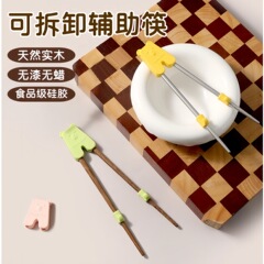 子供の箸の赤ちゃんは食事を勉強します。