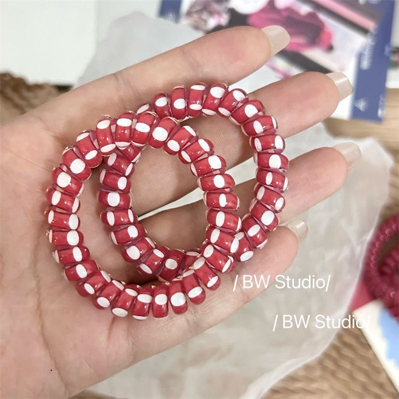 흰색 점이 있는 빨간색 배경 단일 루트