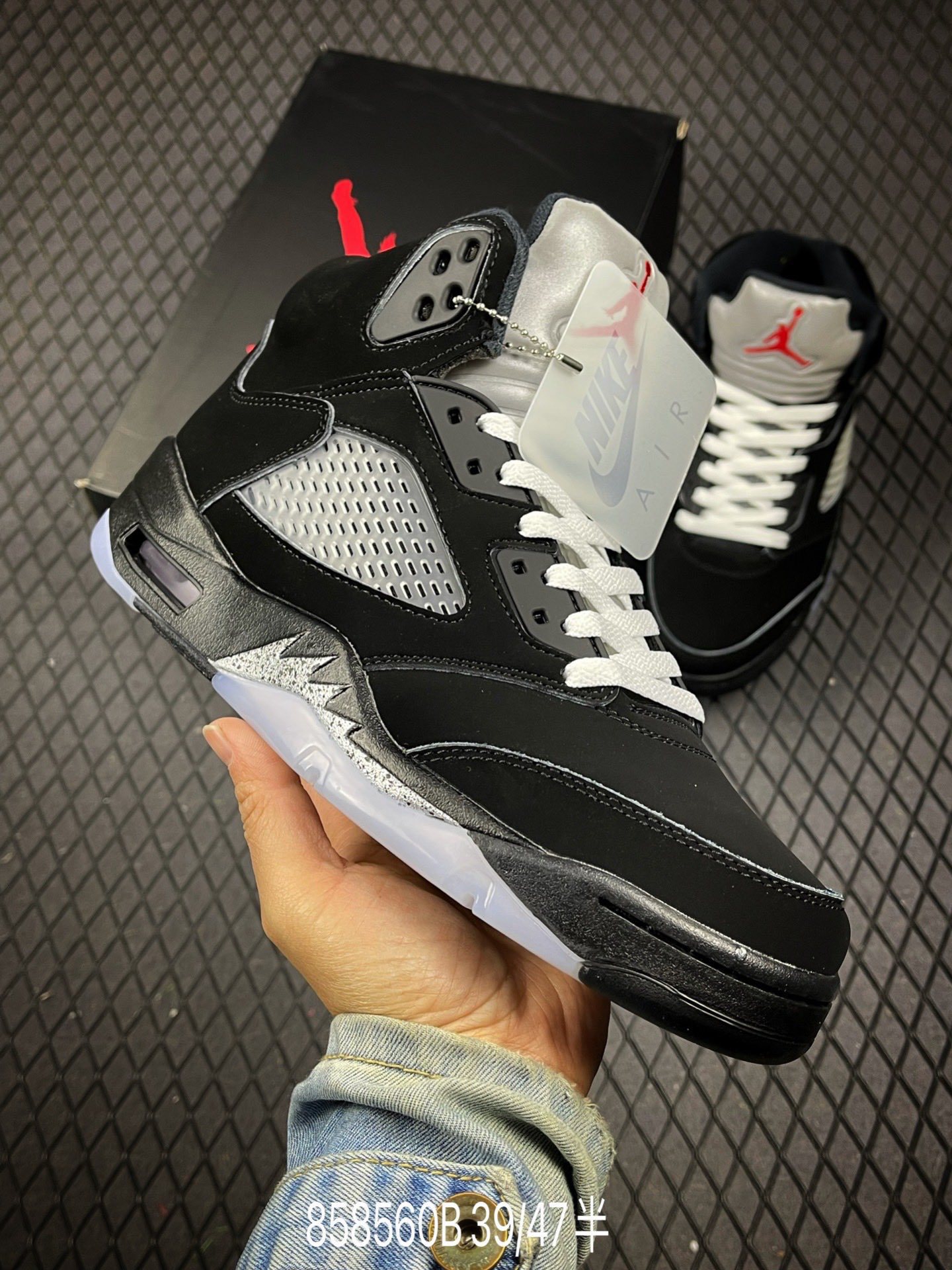 2025 nuevo color AJ5 negro y blanco flujo de arce de batalla real de alto rendimiento retro versátil zapatos deportivos de baloncesto masculino y femenino 3D vertical