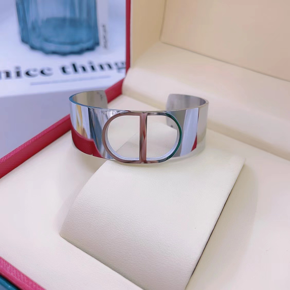 Fábrica en stock al por mayor de Europa y América transfronteriza de acero inoxidable en forma de C pulsera abierta ajustable chapado en oro 18K personalidad no se desvanece