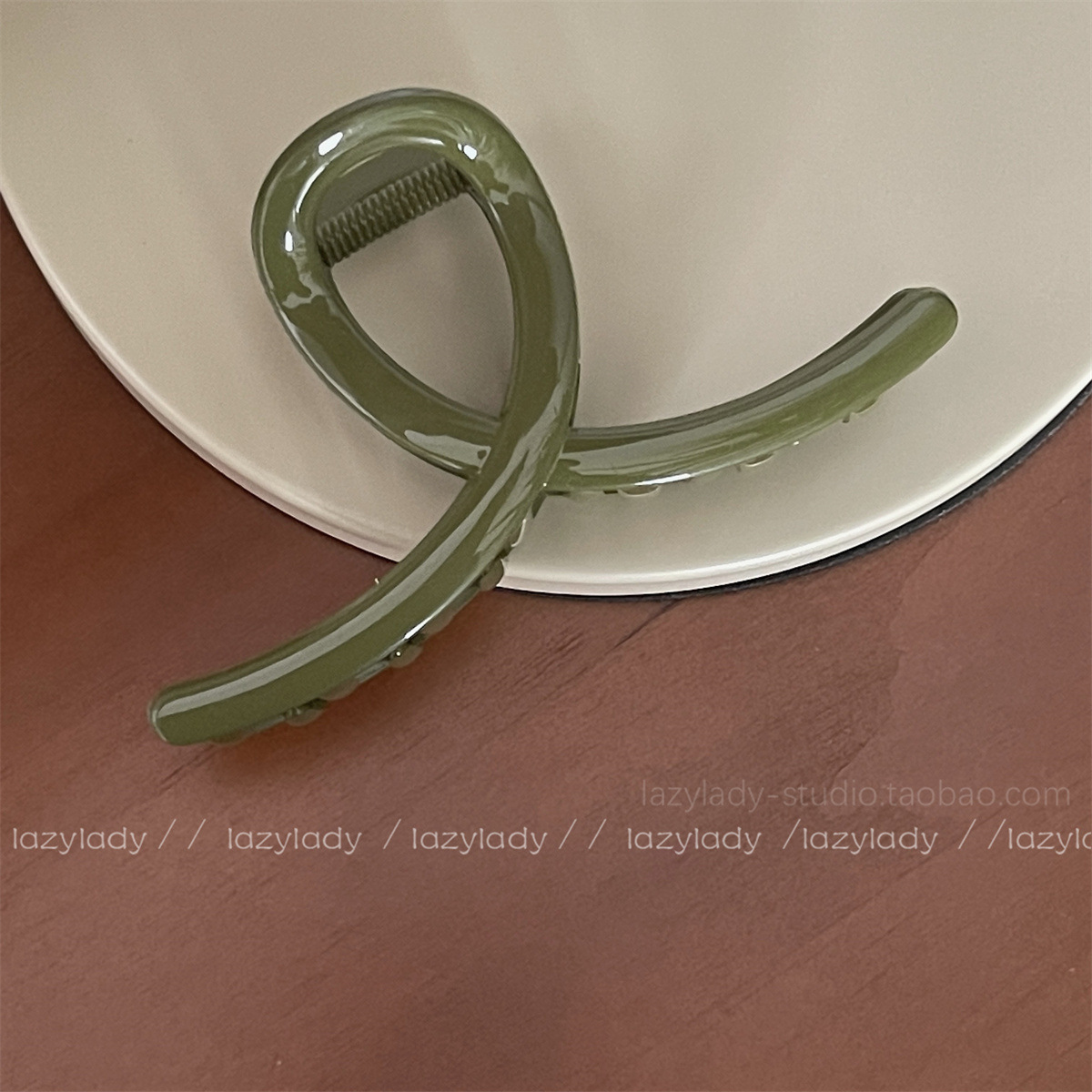 Leicht greifendes bis mäßig greifendes Haar und tiefer Kamm mit viel Hai_voghion.com