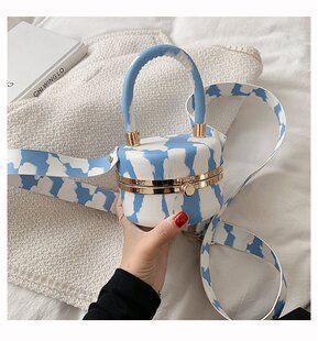 �߼���С����2022�¿�r���|������ˮͰ��Ů�ļ�����μ�б���