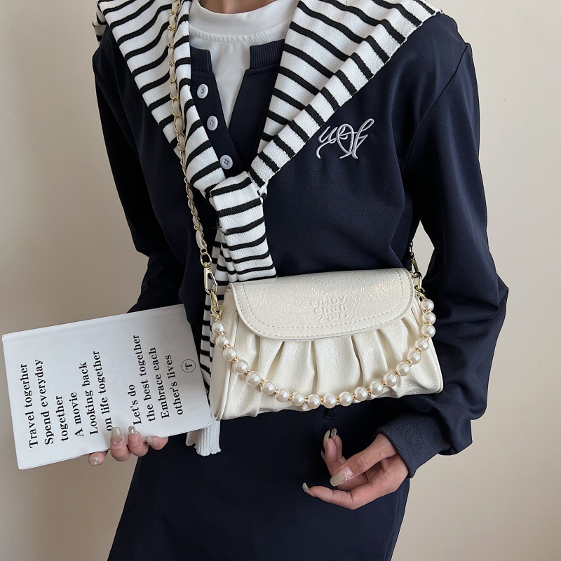 Bolso de alta calidad con textura 2025 verano nuevo estilo bolso femenino patrón de agarre de mano plisado bolso de hombro con cadena de cuentas bolso de mensajero