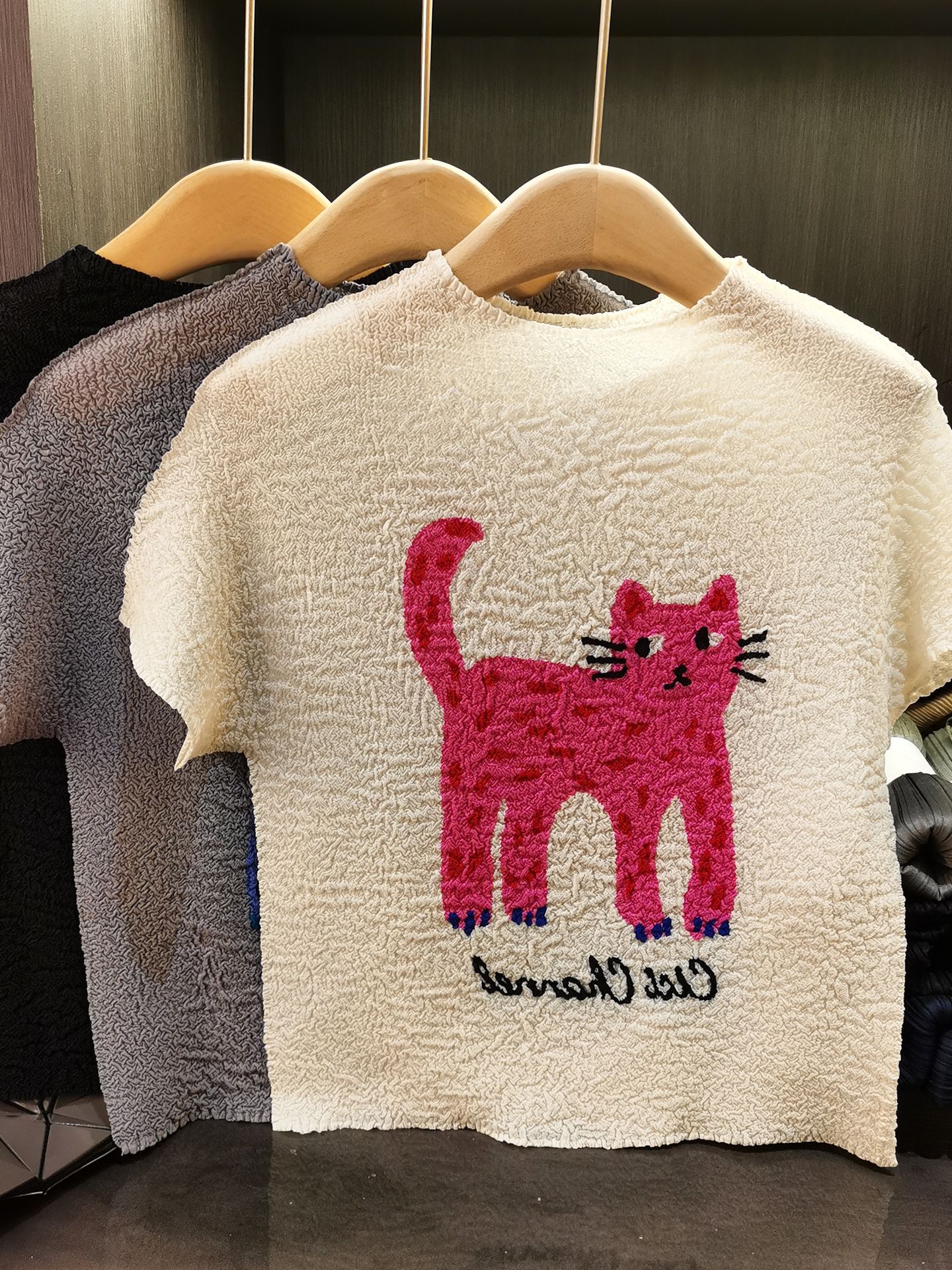 Áo thun nữ cổ tròn xếp ly nhẹ mỏng họa tiết mèo hoạt hình jacquard — đen, Màu trắng nhạt, màu xám