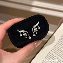 すずらんのピアスのフリンジペンダントには、おしゃれな花の木の葉の香りがします。