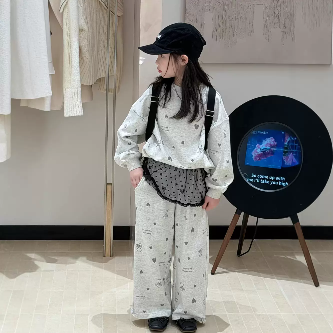 末小蒙2026春季韩版女童满印爱心休闲直筒裤两件套百搭圆领套装