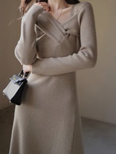 高级感不规则交叉领收腰针织连衣裙女秋冬配大衣中长款过膝打底裙