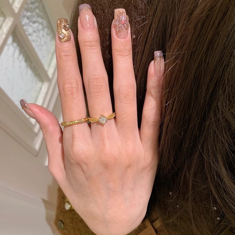 Französischer Vintage-Ring mit Prinzessschliff-Diamanten – leichter Luxus für Damen – vielseitiger Retro-Ring mit gebürstetem, quadratischem Design und geschnitzter Oberfläche._voghion.com