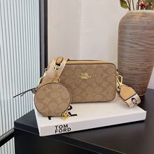 �r�аٴ�朗lС�����¿�μ�б������Ҹ�°�Ů��ײɫ����ͨ�ڰ�Ů