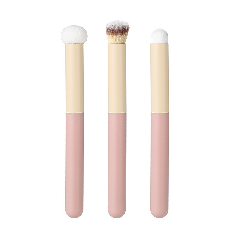 Los fabricantes venden al por mayor pequeños bollos al vapor, brochas de maquillaje, cepillos correctores de tres piezas, cepillos de labios oblicuos, cepillos de manchas que no dejan marcas, cabeza de hongo de esponja