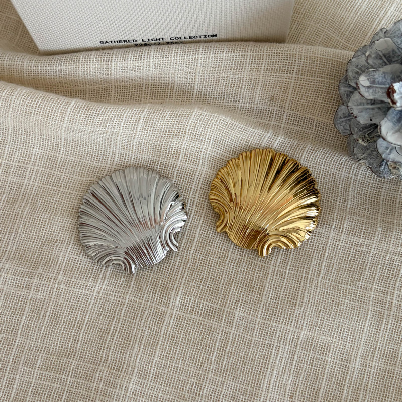 Summer Seaside Resort Style Textured Shell Brooch with Wave Pattern Metal Shell, Simple and Versatile for Commuting Summer Seaside Resort Style Textured Shell Brooch with Wave Pattern Metal Shell, Simple and Versatile for Commuting