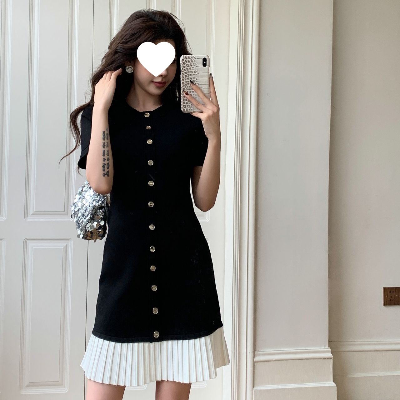 French-Style Light Luxury Black and White Patchwork Dress with Metal Buttons, Short Sleeves, High Waist, Slimming Effect, Ruffled Edges, and a Chanel-Inspired Style