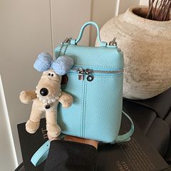 今年の流行ファッションはシンプルで可愛いです。カバンを持っています。