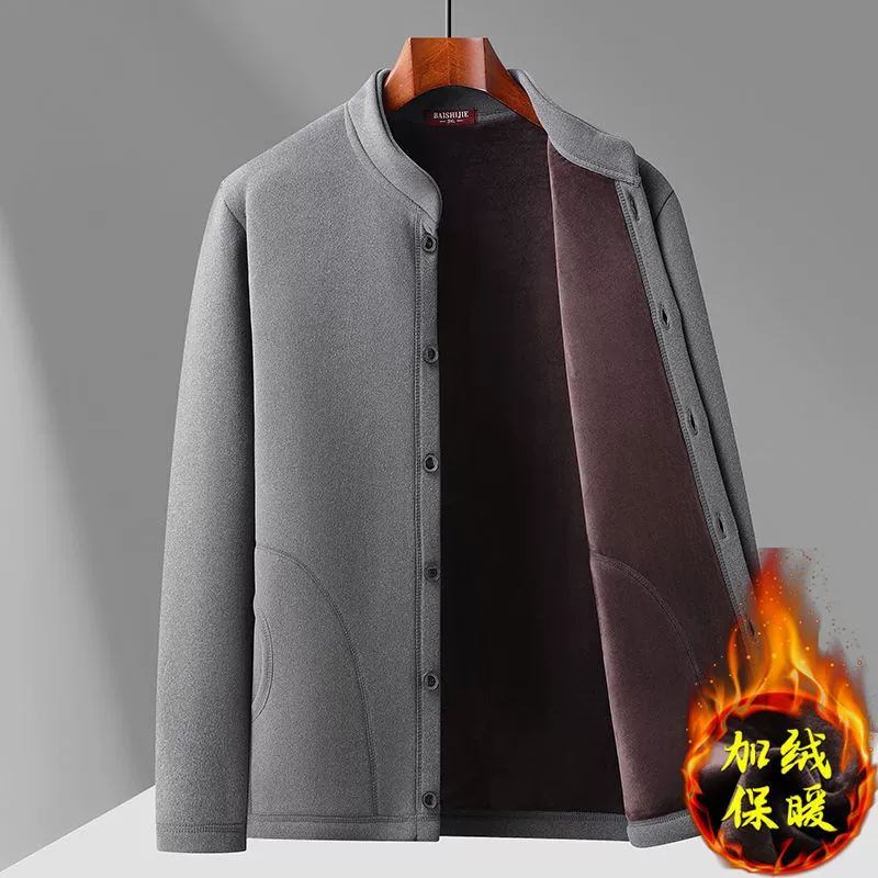 Средний и пожилой мужчина в кардиганах