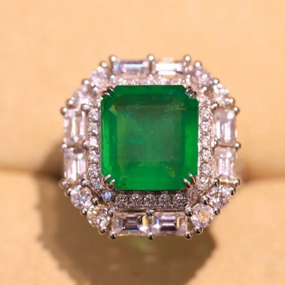 The new 18K gold emerald ring on the heart is so attractive to young…