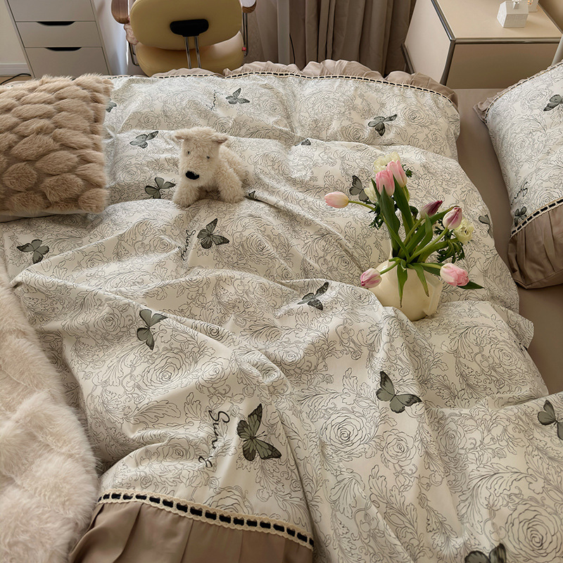 Conjunto de quatro peças em algodão puro, estilo vintage boho romântico francês nórdico, com capa de edredom plissada em algodão com estampa floral de borboletas._voghion.com