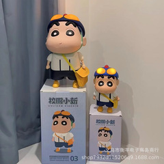 光る制服のしんちゃんの手作りクレヨンのしんちゃんの置物の大きいサイズのアニメの周辺の子供は男女の友達にプレゼントします。