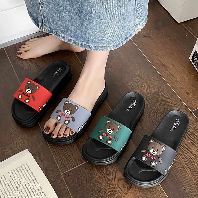 Летние тапки на каблуках на толстой подошве женщины носят милые мультяшные медвежонок противоскользящие сандалии модные женские туфли в интерьере