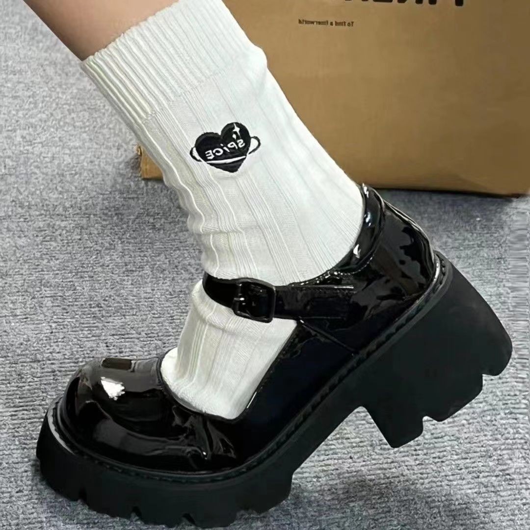 Zapatos de cuero de mujer de tacones altos británicos verano 2025 nuevos zapatos de tacones gruesos retro versátiles Mary Zhenni