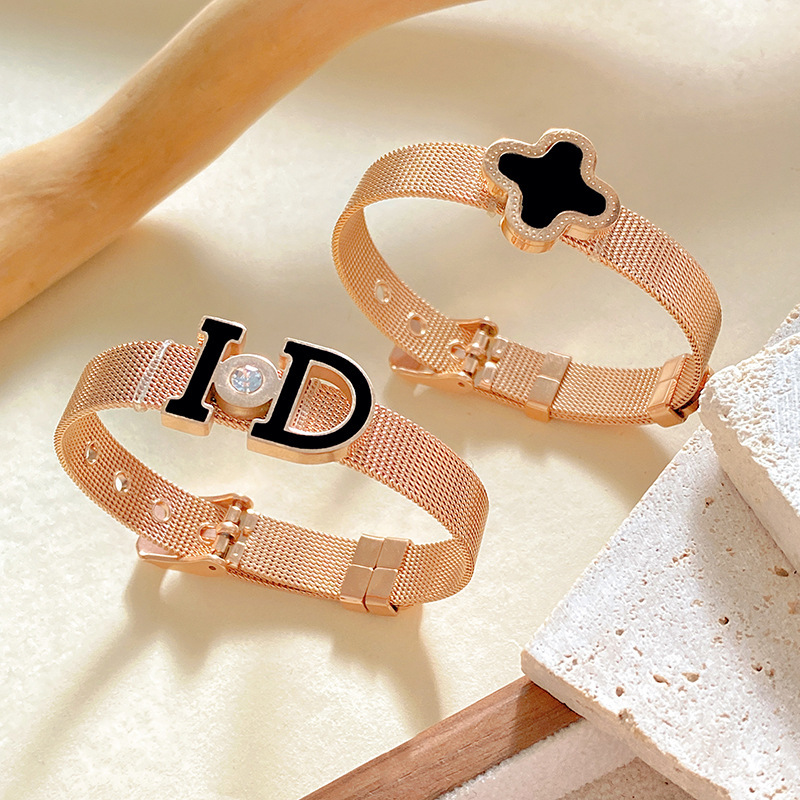 Cross-Border Popular Niche Design Strap-Type Black Shell Four-Leaf Clover Bracelet for Women, Fashionable, Versatile and High-End, Factory Direct Sale