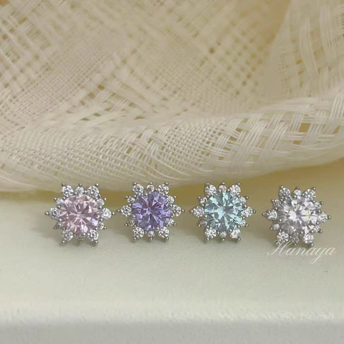 Sparkling Snowflake Zircon Earrings for Women, Niche Design, Flat Screw-On High-End Light Luxury Niche Cochlear Ear Bone Nails