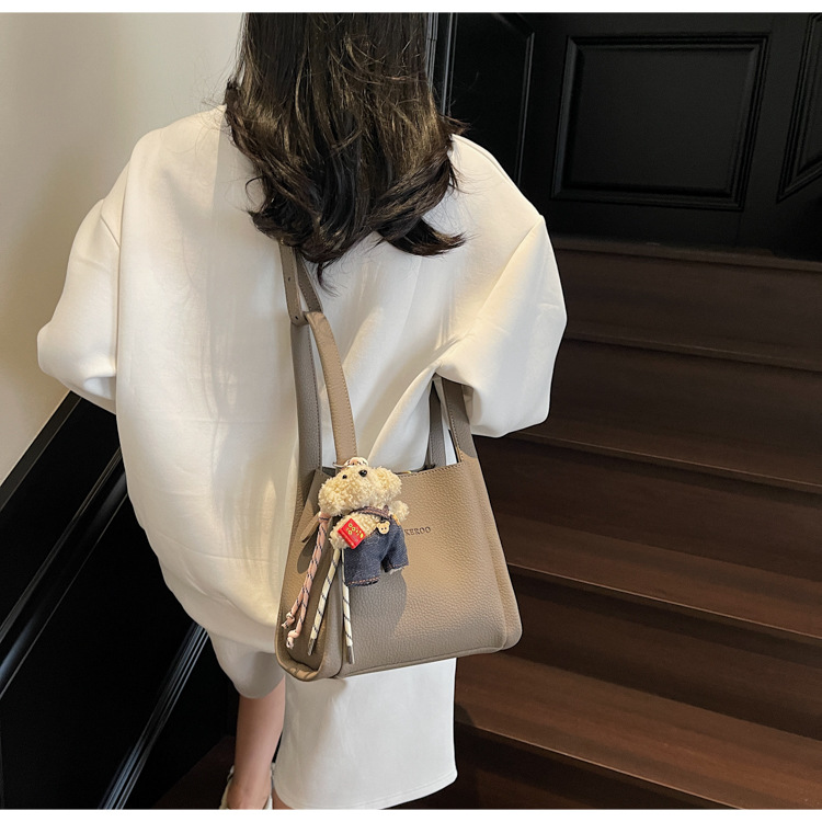 This year's popular bags for ladies are the 2025 new Korean-style simple and versatile crossbody bag and the retro commuting hand-held bucket bag undefined