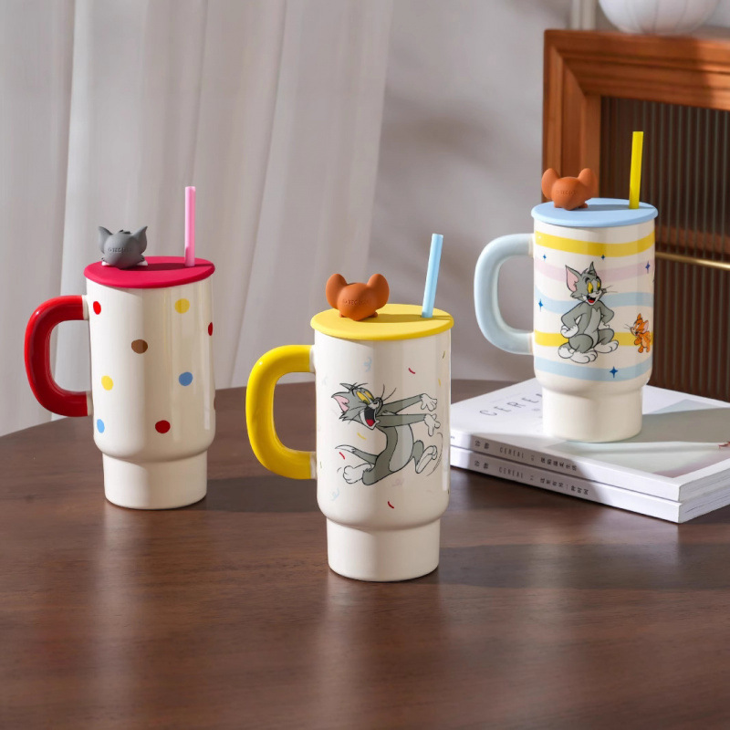 Gatos y ratones de gran capacidad con tazas de tapa de copas de paja tazas de agua domésticas tazas de cerámica femeninas tazas de café