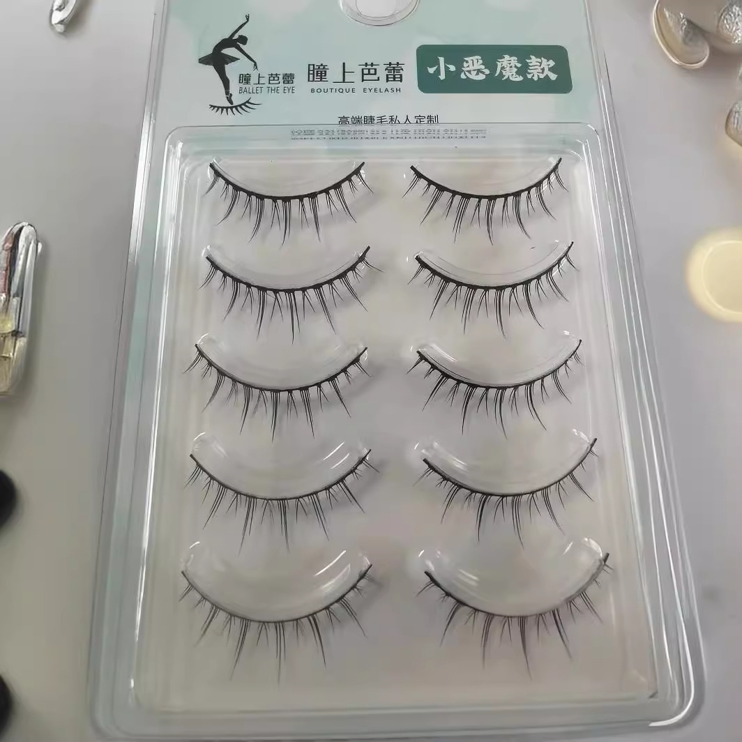 Curling lengthening false eyelashes to create double eyelids
