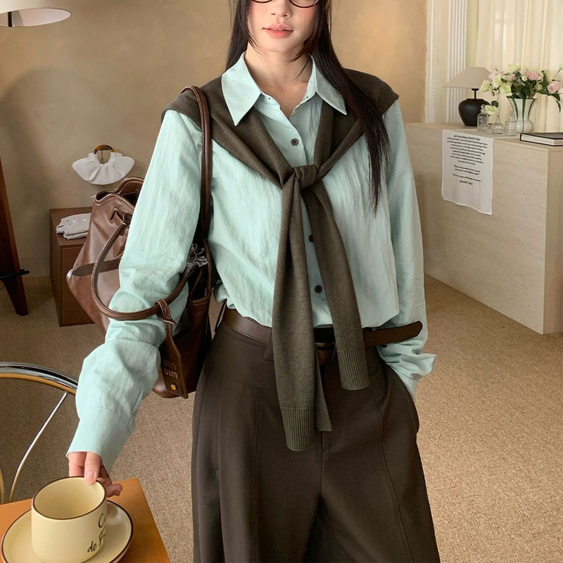 Coffee-Colored Shawl, Green Loose-Fitting Shirt for Women, Autumn 2026 New Style, Button Design, Casual Top, Fashionable Long-Sleeve Outfit Coffee-Colored Shawl, Green Loose-Fitting Shirt for Women, Autumn 2026 New Style, Button Design, Casual Top, Fashionable Long-Sleeve Outfit