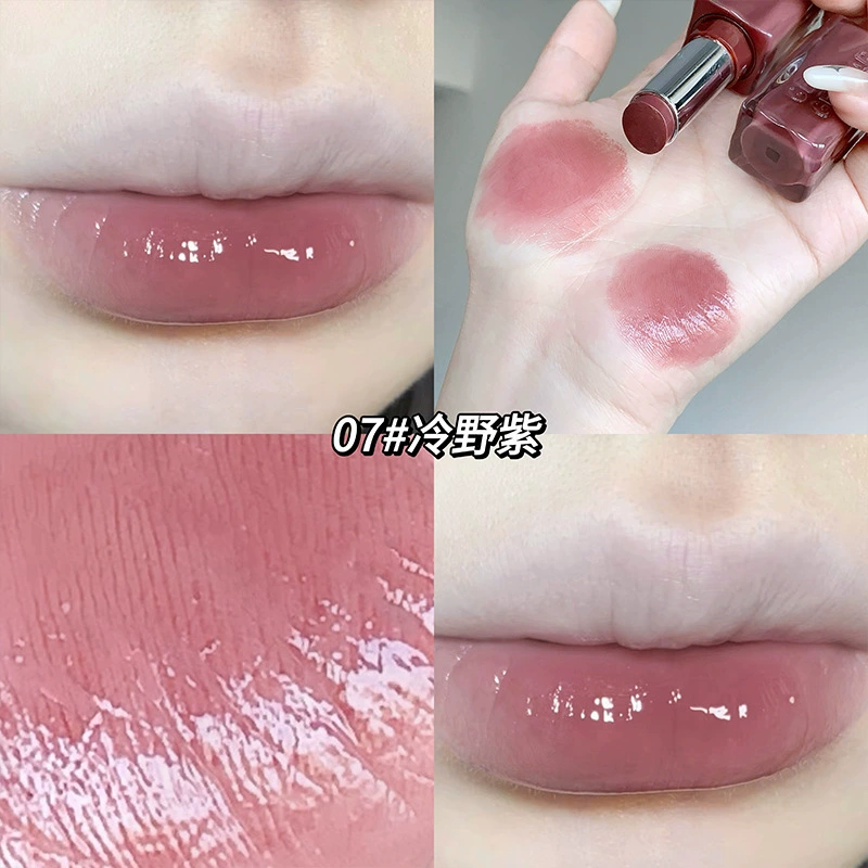 Glossy lipstick, with little bears, plump lips effect
