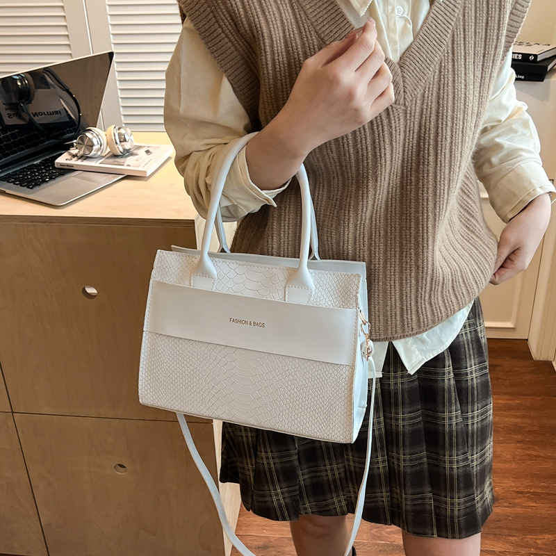 Nicho de moda simple de viaje de hombro mochila para mujeres 2026 esta temporada nuevo estilo retro bolso de mano versátil