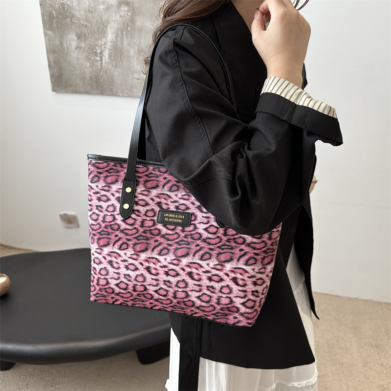 Alta textura leopardo bolso grande 2024 nuevo estilo bolso de moda estilo extranjero hombro de gran capacidad bolso de viaje para mujeres