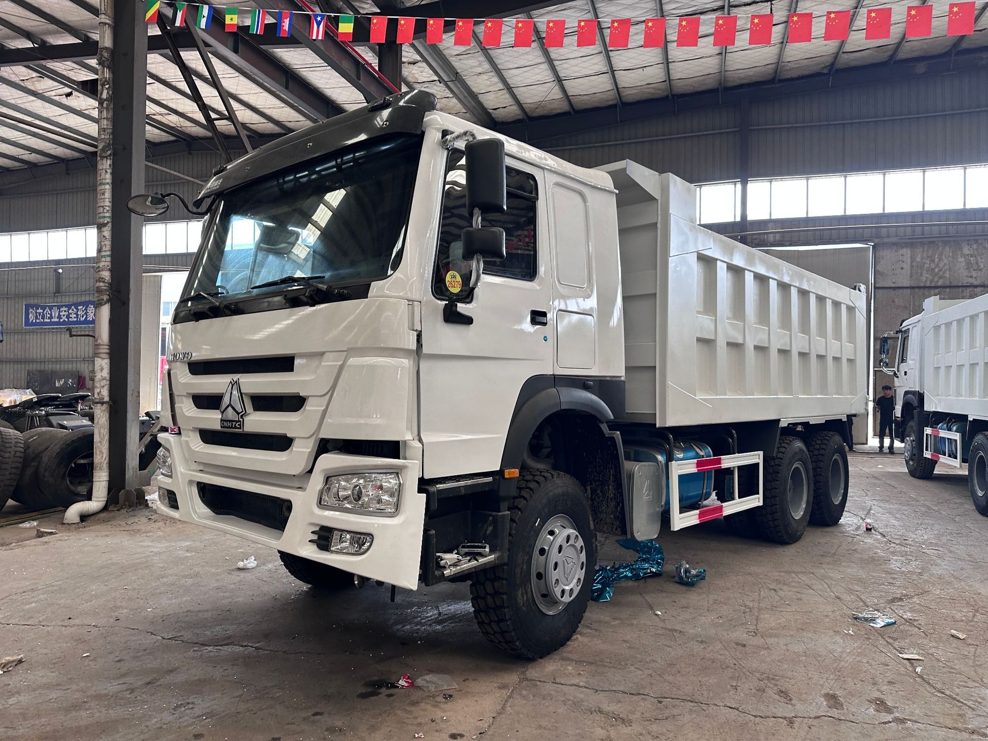 Factory direct export of HOWO dump truck with 371 horsepower, muck transport tipper truck, rear-tipping dump truck