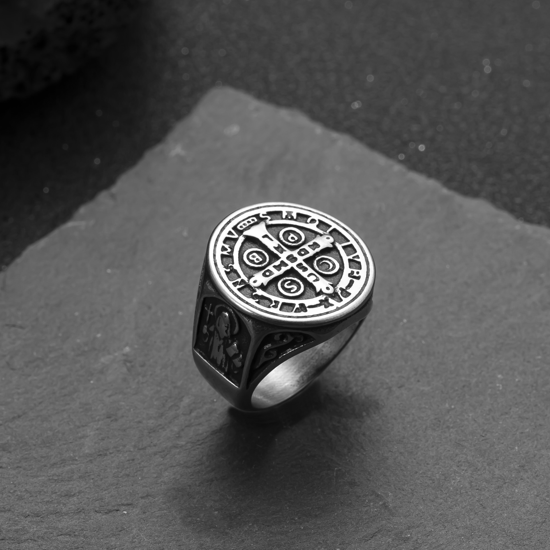 Anillo de acero inoxidable transfronterizo europeo y americano Cruz de fundición Anillo de hombre Hip Hop Retro Fabricante al por mayor de joyería de acero de titanio