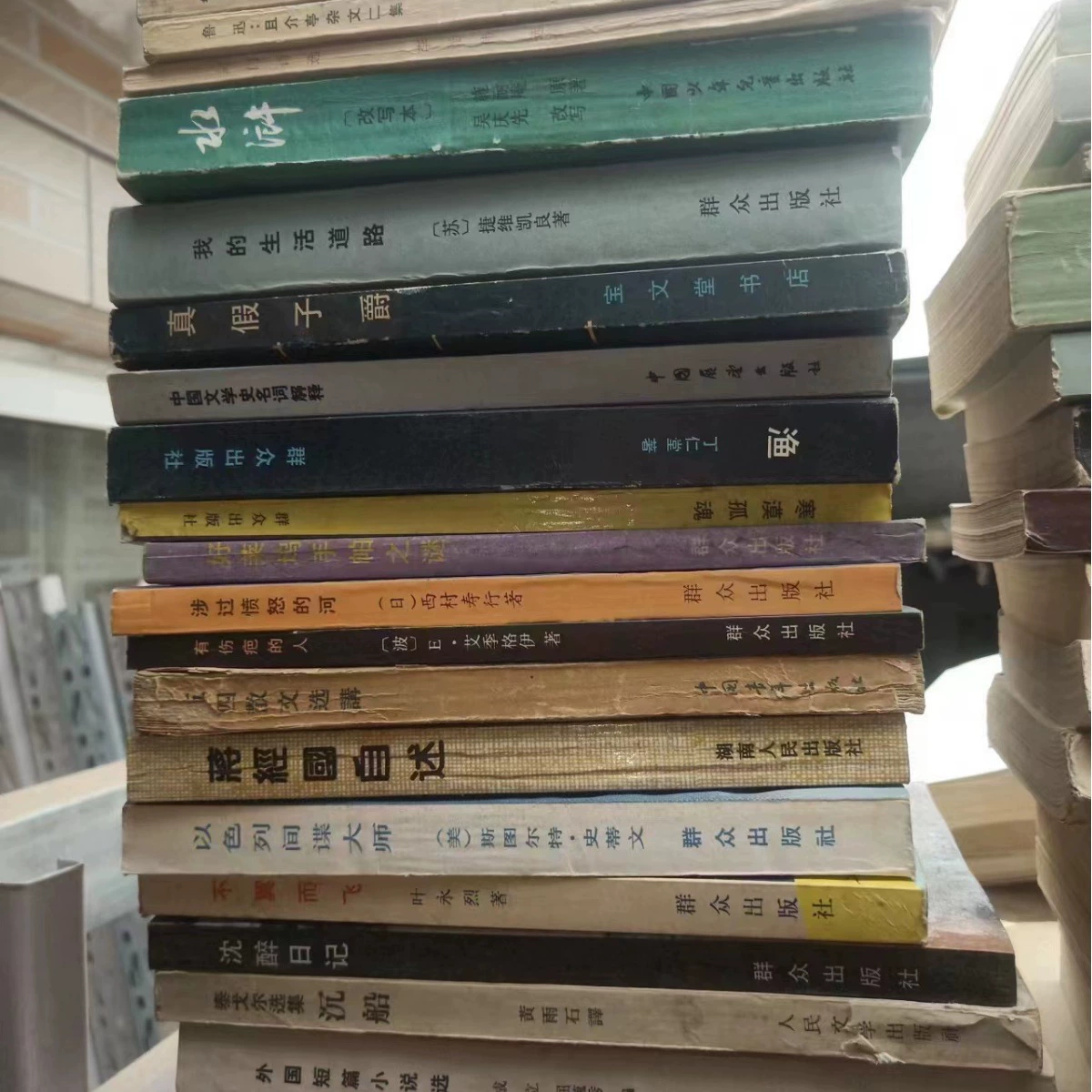 Использованная винтажная коллекция книг, assorted литература и романы для украшения и чтения