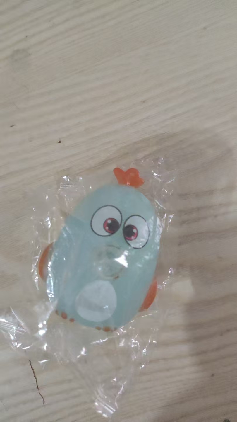 무작위 색상의 거품을 뱉는 폭발적인 눈의 닭